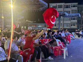Arnavutköy’de yüzlerce kişi dev ekranda Türkiye-Yunanistan maçını izledi
