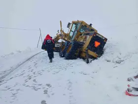 Arpalı’da karla mücadele sırasında iş makinesi kara saplandı
