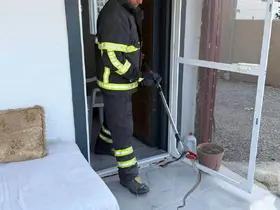 Arsuz’da eve giren yılanı itfaiye yakaladı

