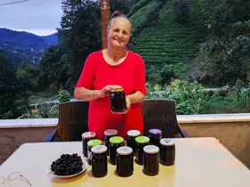 Artvin’de asırlık gelenek sürüyor: Kadınlar kışa üzüm pekmeziyle hazırlanıyor
