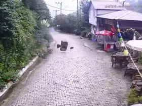 Artvin’de heyelan anı kamerada: Kayalar işletmeye ramak kala durdu

