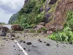 Artvin’de heyelan Karadeniz Sahil Yolu’nu ulaşıma kapattı
