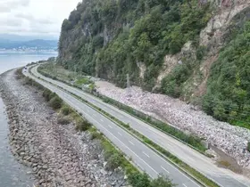 Artvin’de Karadeniz Sahil Yolu kenarındaki çöp dağları tepki çekiyor
