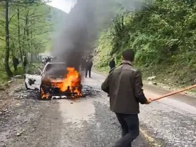 Artvin’de seyir halindeki otomobil alev alev yandı
