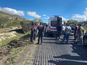 Asfalt çalışmasında kamyon devrildi, sürücü yaralandı
