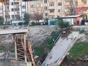 Asi Nehri üzerindeki yaya köprüsü çöktü
