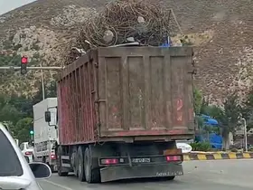 Aşırı demir yüklü tır trafikte yürekleri ağza getirdi

