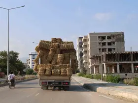 Aşırı saman yüklü pikabın trafikteki tehlikeli yolcuğu
