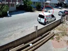 Aşırı sıcaktan etkilenen postacı motosikletiyle aydınlatma direğine çarptı
