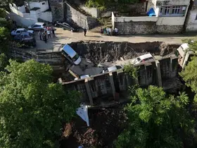 Aşırı yağışla birlikte çöken yol 5 aracı yuttu

