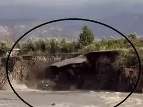 Aşırı yağışla birlikte yolda yaşanan çökme anı görüntülendi

