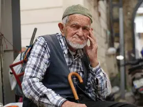 Asrın ustası: 96 yaşında gözlük kullanmadan şemsiye tamir ediyor
