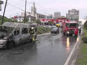 Ataşehir’de servis minibüsü yanarak küle döndü
