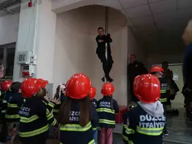 Ateş savaşçıları öğrencileri ağırlıyor
