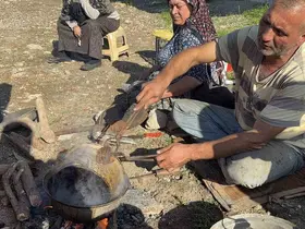Ateşi eşi harlıyor, o kalaylıyor: Omuz omuza ekmek mücadelesi
