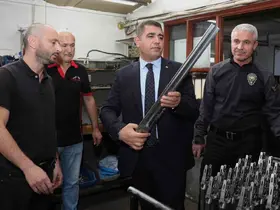 Av tüfeği üretim merkezinde inceleme

