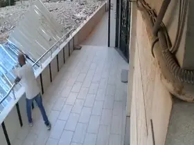 Avcılar’da bahçedeki tırabzanlarını söküp çalan hırsızlar kamerada
