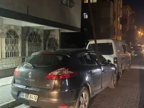 Avcılar’da şiddetli rüzgarda kopan 6 metrelik demir çubuk otomobile saplandı
