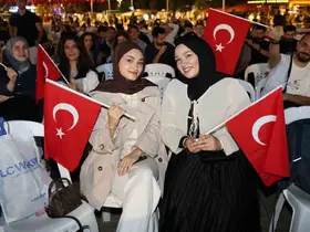 Ay yıldızlı coşku meydana sığmadı
