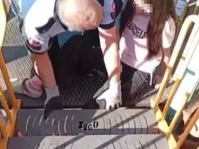 Ayağı parktaki oyun grubuna sıkışan çocuğu itfaiye kurtardı
