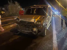 Aydınlatma direği otomobilin üzerine düştü: 2 yaralı
