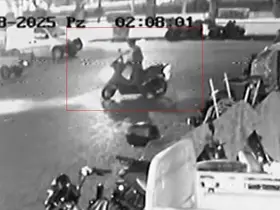 Aynı yerden iki motosiklet çalan şahsın hırsızlık anı güvenlik kamerasında
