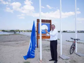 Ayvalık Belediyesi plajlarında Mavi Bayraklar göndere çekildi
