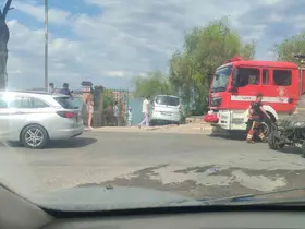 Ayvalık’ta otomobil bahçeye girdi, korkulan olmadı
