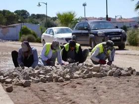Ayvalık’ta yol ve kaldırım çalışmaları sürüyor
