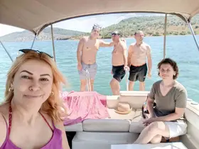 Ayvalık’ta yunus tekneyle yarıştı
