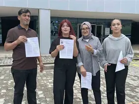 Baba, anne ve 2 kızı sınavda birbirlerine rakip oldu
