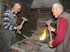 Babalarından kalan ocağı söndürmüyorlar
