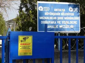 Babasının mezarındaki çiçekleri söküp uyuşturucu sakladılar
