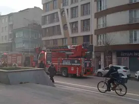 Bacada çıkan yangın sonucu cadde dumanla kaplandı
