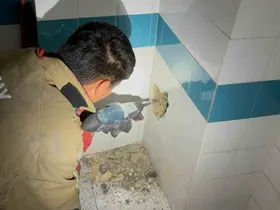 Bacadan düşerek mahsur kalan yavru kedi duvarın kırılmasıyla kurtarıldı

