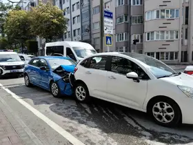 Bafra’da avukat, boşanma aşamasındaki eşinin aracına çarptı: Kadın hastaneye kaldırıldı
