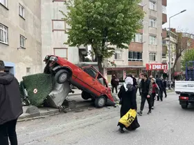 Bağcılar’da freni boşalan kamyon park halindeki 8 araca zarar verdi
