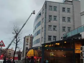 Bağcılar’da kapatılan hastanenin çatısında yangın
