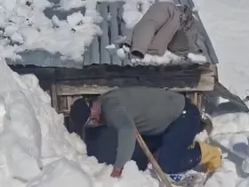 Bahar hazırlığı için gittikleri köyde metrelerce karla karşılaştılar
