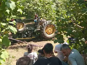 Bahçede eşinin yanına gittiği sırada devrilen traktörün altına kalarak öldü
