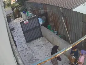 Bahçede kıyafet değiştiren kadınlar, merak konusu oldu
