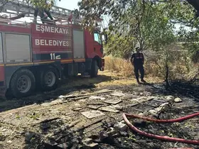Bahçede tutuşan otlar müstakil evde yangın çıkardı
