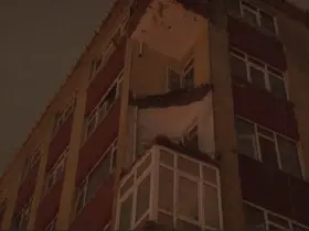 Bahçelievler’de daha önce boşaltılan binanın balkonu sağanak sonrası çöktü
