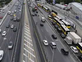 Bahçelievler’de İETT Otobüsü arızalandı, trafik nedeniyle vatandaş yol ortasında otobüs bekledi
