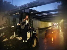 Bahçelievler’de su basan alt geçitte aracında mahsur kalan kadın sürücü iş makinesiyle böyle kurtarıldı
