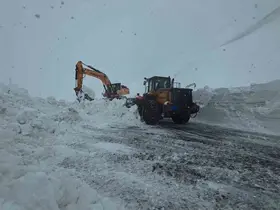Bahçesaray yolundaki çalışma kar yağışı altında devam ediyor
