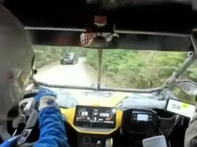 Baja yarışında sivil araç tehlike saçtı: Tecrübeli pilotlar faciayı önledi
