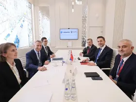 Bakan Bayraktar, Gazprom ve Novatek’in üst düzey isimleriyle görüştü