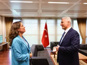 Bakan Bolat, Avrupa Otomobil Üreticileri Birliği Genel Direktörü Vries ile görüştü
