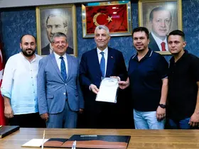 Bakan Bolat’a tescilli Buldan bezinden üretilen gömlek hediye edildi
